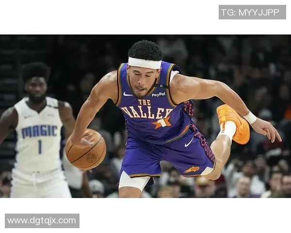 打得郁闷!布克被各种包夹&18中4拿到10分16助9失误 末节6犯 打得郁闷!布克被各种包夹&18中4拿到10分16助9失误 末节6犯