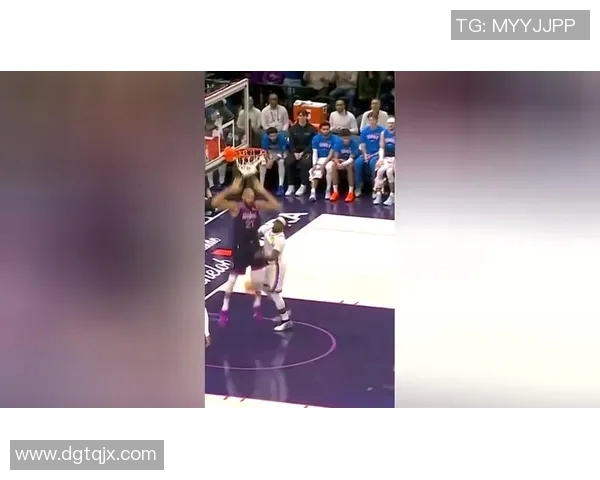 玩起来了！戈贝尔底角投射三分但偏出 两年来首次出手&此前17中0