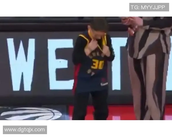 一身穿库里球衣的球迷赛中与他人大打出手！一秒五拳打懵对手